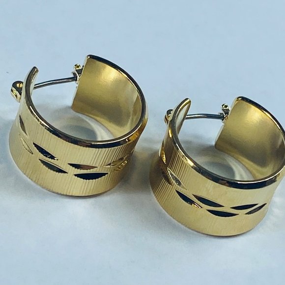 Monet Wide Hoop Pierced Earrings Shiny Gold Tone Womens Clip Fastener Classic - Picture 11 of 16